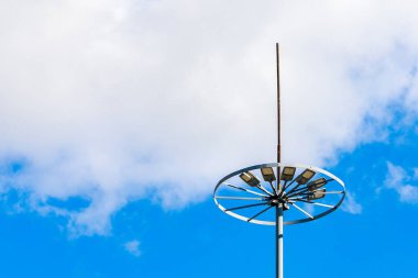 Aydınlatma direğindeki şimşek çubuğu. Fırtına ya da fırtına sırasında vatandaşları yıldırımlardan korumak. Güvenli bir şehir ortamı. Metin için kopyalama alanı olan arkaplan