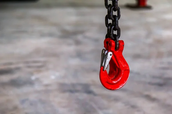 Crochet Sur Une Chaîne Sur Fond Flou Hangar Industriel Arrière — Photo