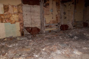 Terk edilmiş nükleer karşıtı bir askeri sığınağın içi. Ürkütücü bir yer, kıyamet sonrası geçmiş.