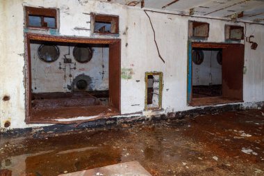 Terk edilmiş nükleer karşıtı bir askeri sığınağın içi. Ürkütücü bir yer, kıyamet sonrası geçmiş.