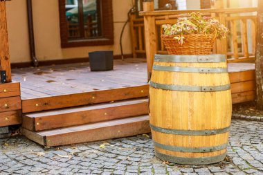 Şehir ortamında şarap fıçıları. Güney şarap üreten ülkeler için geleneksel dekor. Kopyalama alanı olan arkaplan ve seçici odak, ayarlı