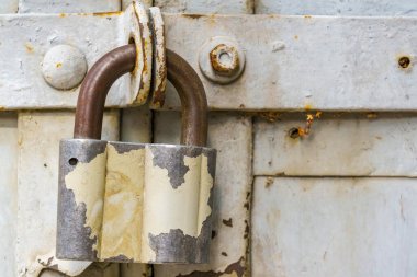 Çitte asma kilit var. Kopyalama alanı olan seçici odak arkaplanı