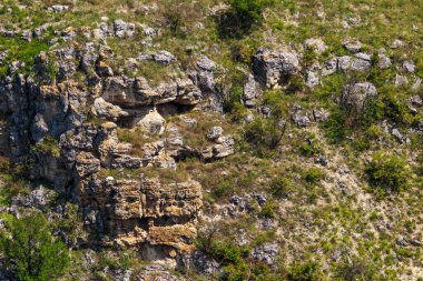 Doğu Avrupa 'nın vahşi kayalık ve dağlık doğası. Metin için kopya alanı olan peyzaj arkaplanı. Seçici odaklanma, uyumlu. Tipovo veya Tipova köyü, Moldova 'ya hoş geldiniz..
