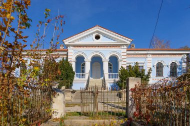 19. yüzyılın klasik Rus mimarisi tipik bas-reef ile. Moldova 'ya hoş geldiniz. Tarihsel ve kültürel miras. Metin veya harf için kopyalama alanı olan arkaplan