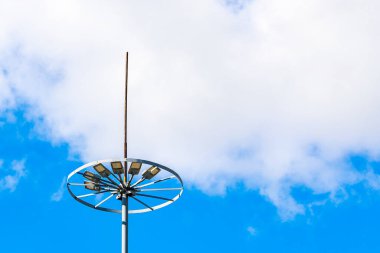Aydınlatma direğindeki şimşek çubuğu. Fırtına ya da fırtına sırasında vatandaşları yıldırımlardan korumak. Güvenli bir şehir ortamı. Metin için kopyalama alanı olan arkaplan