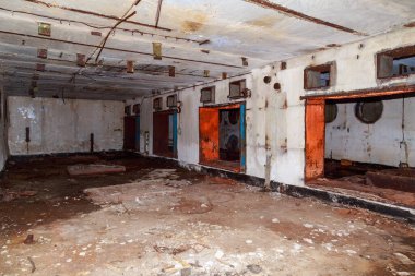 Terk edilmiş nükleer karşıtı bir askeri sığınağın içi. Ürkütücü bir yer, kıyamet sonrası geçmiş.