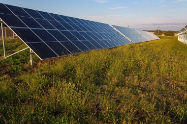 Elektrik üretmek için karmaşık bir güneş paneli. Yeşil enerji çiftliği. Metin veya yazıtlar için kopyalama alanı olan arkaplan.