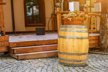 Şehir ortamında şarap fıçıları. Güney şarap üreten ülkeler için geleneksel dekor. Kopyalama alanı olan arkaplan ve seçici odak, ayarlı