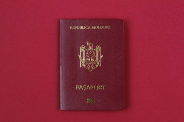 Moldova Cumhuriyeti vatandaşının modern yabancı pasaportu. Metin için kopyalama alanı olan arkaplan.