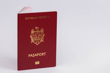 Moldova Cumhuriyeti vatandaşının modern yabancı pasaportu. Metin için sağda kopyalama alanı olan arkaplan.