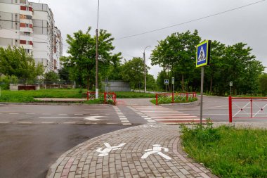 Şehirde yaya geçidi var. Metin veya yazıtlar için kopyalama alanı olan arkaplan.