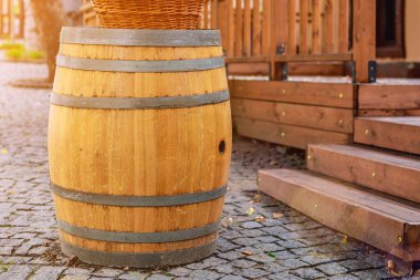 Şehir ortamında şarap fıçıları. Güney şarap üreten ülkeler için geleneksel dekor. Kopyalama alanı olan arkaplan ve seçici odak, ayarlı