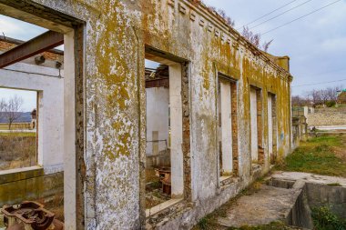 Yıkılmış ve terk edilmiş bir bina. Kıyametin mimarisi hakkında olağandışı detaylar. Arkaplan