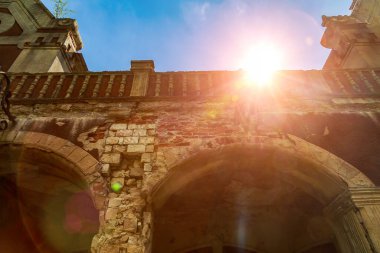 Eski mimarinin terk edilmiş tarihi ve kültürel mirası. Kıyametin olağandışı ayrıntıları. Arkaplan