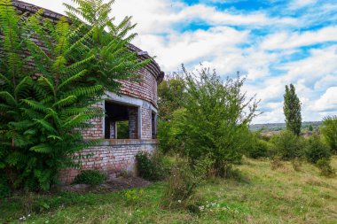 Nehir kenarında terk edilmiş bir pompa istasyonu. Metin için kopyalama alanı olan arkaplan