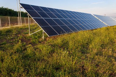 Elektrik üretmek için karmaşık bir güneş paneli. Yeşil enerji çiftliği. Metin veya yazıtlar için kopyalama alanı olan arkaplan.