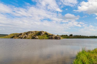 Doğu Avrupa 'nın vahşi kayalık ve dağlık doğası. Metin için kopya alanı olan peyzaj arkaplanı. Seçici odaklanma, uyumlu. Konstantinovka Köyü, Moldova 'ya hoş geldiniz..