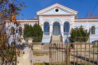 19. yüzyılın klasik Rus mimarisi tipik bas-reef ile. Moldova 'ya hoş geldiniz. Tarihsel ve kültürel miras. Metin veya harf için kopyalama alanı olan arkaplan