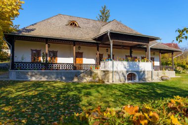 Otantik eski Moldova köy evi. Metin için kopyalama alanı olan doğal sonbahar arkaplanı