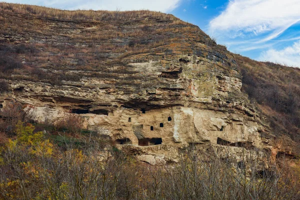 Cellules Moines Dans Monastère Rocheux Arrière Plan Avec Espace Copie — Photo