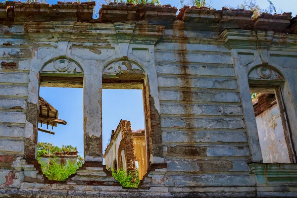 放棄された古い建築物の歴史と文化遺産を放棄した 黙示録的な外観の異常な詳細 — ストック写真
