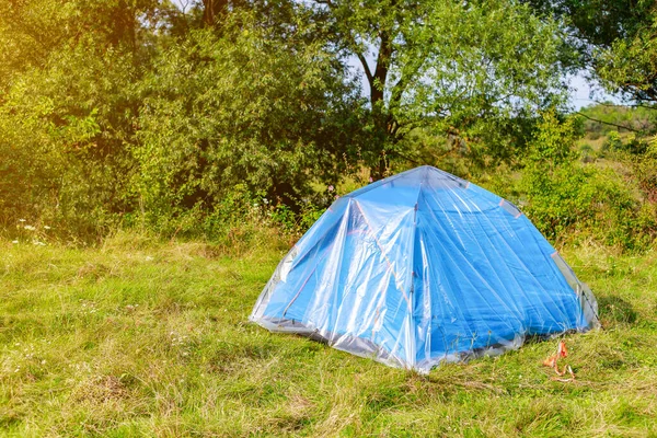 Carpa Azul Turista Naturaleza Está Cubierta Con Tela Aceite Película —  Fotos de Stock