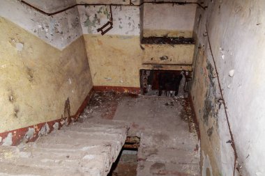 Terk edilmiş nükleer karşıtı bir askeri sığınağın içi. Ürkütücü bir yer, kıyamet sonrası geçmiş.