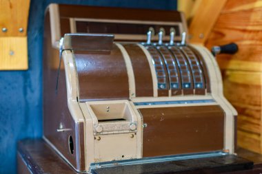 Eski yazar kasa. Seçici odaklı arkaplan ve metin için bulanık kopya alanı. Nostalji kavramı