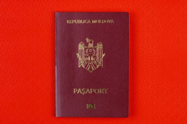 Moldova Cumhuriyeti vatandaşının modern yabancı pasaportu. Metin için kopyalama alanı olan arkaplan.