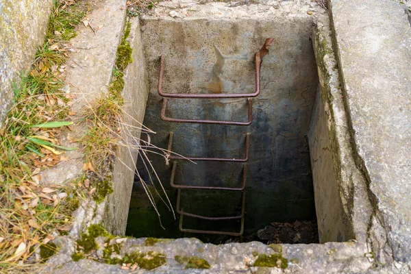 Kanalizasyona Korkunç Bir Iniş Yeraltı Tesislerinin Girişi Metin Için Kopyalama — Stok fotoğraf