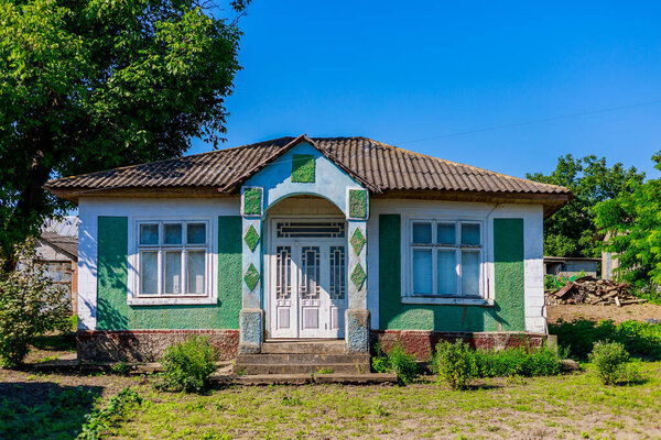 Разрушенный заброшенный сельский дом. Концепция умирающей деревни и глобальная урбанизация. Фон с пространством для копирования текста