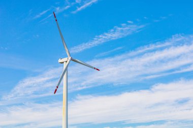 Elektrik üretimi için yel değirmenleri. Yeşil enerji konsepti. Metin için kopyalama alanı olan arkaplan. Şehrin dışındaki modern çiftlik..