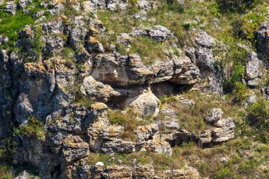 Doğu Avrupa 'nın vahşi kayalık ve dağlık doğası. Metin için kopya alanı olan peyzaj arkaplanı. Seçici odaklanma, uyumlu. Tipovo veya Tipova köyü, Moldova 'ya hoş geldiniz..