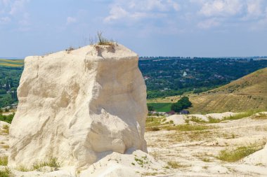 Vahşi doğadaki kireçtaşı dağı. Doğal taşla kaplı güzel bir manzara. Antik Sarmatya Denizi 'nin dibinde.