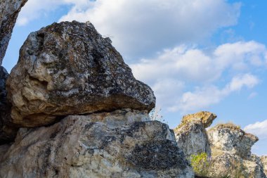 Doğu Avrupa 'nın vahşi kayalık ve dağlık doğası. Metin için kopya alanı olan peyzaj arkaplanı. Seçici odaklanma, uyumlu. Coban ya da Cobani köyü, Moldova 'ya hoş geldiniz..