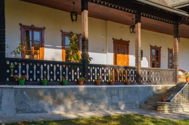 Orijinal eski Avrupa kır evi. Metin için kopyalama alanı olan doğal sonbahar arkaplanı