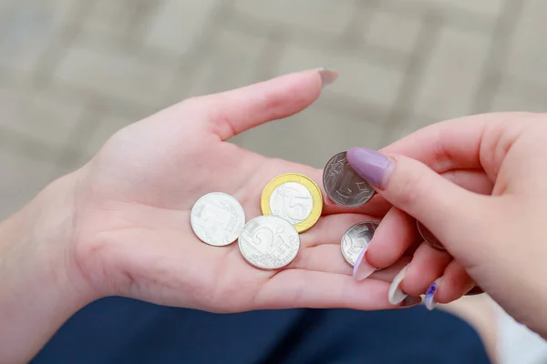 Жіночі Руки Рахують Монети Фон Пробілом Копіювання Тексту — стокове фото