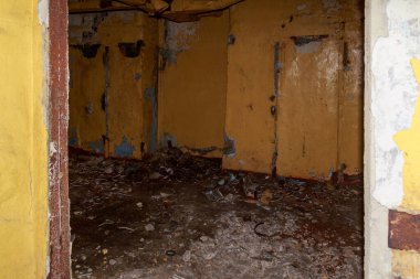 Terk edilmiş nükleer karşıtı bir askeri sığınağın içi. Ürkütücü bir yer, kıyamet sonrası geçmiş.