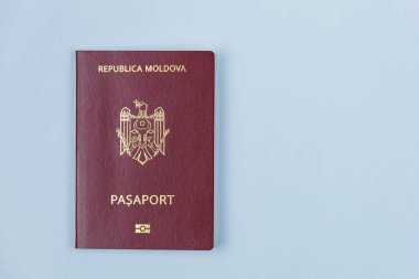Moldova Cumhuriyeti vatandaşının modern yabancı pasaportu. Metin için sağda kopyalama alanı olan arkaplan.