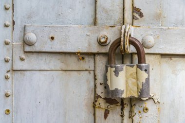 Çitte asma kilit var. Kopyalama alanı olan seçici odak arkaplanı