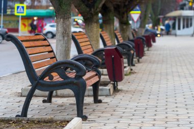 Kentin kamusal alanlarında kent mimarisinin bir unsuru olarak banklar. Metin veya yazıtlar için kopyalama alanı olan arkaplan.