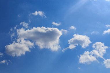 Rüzgarlı havada güzel mavi bulutlu gökyüzü. Tasarım için arkaplan veya boşluk.