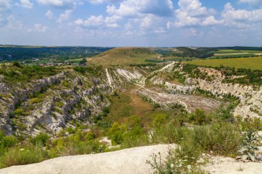Eski bir kireçtaşı maden sahası. Doğal taş. Metin için kopyalama alanı olan arkaplan