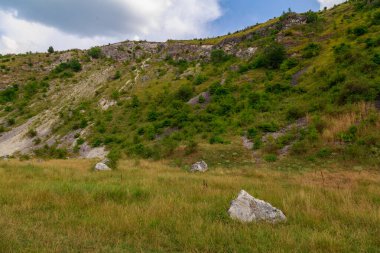 Vahşi tepe ve kayalık doğa. Metin veya harf için kopyalama alanı olan Doğu Avrupa arkaplanı
