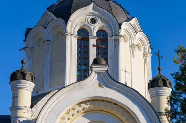 Çok güzel klasik kilise mimarisi. Kültür ve Hıristiyanlık dini. Metin için kopyalama alanı olan dini arkaplan