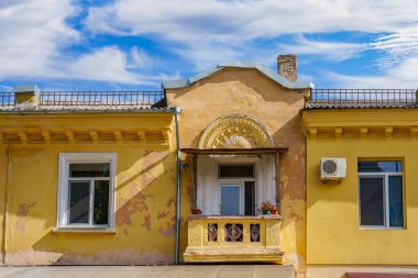 Binanın balkonunda. Fotokopi alanı ile arkaplan ya da boşluk. Metin veya harf için altı çizili