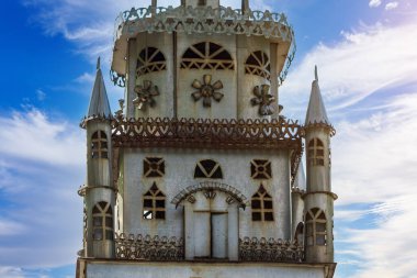 Kırsal bir kuyuda klasik metal süslemeler. İnsanları birleştirmenin bir sembolü olarak su. Metin veya yazıtlar için kopyalama alanı olan arkaplan.