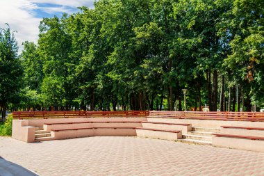 Kentin kamusal alanlarında kent mimarisinin bir unsuru olarak banklar. Metin veya yazıtlar için kopyalama alanı olan arkaplan.