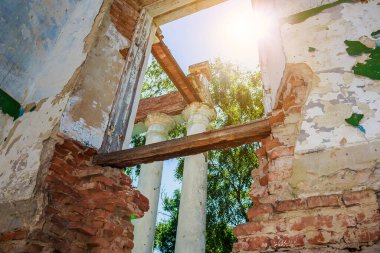 Eski mimarinin terk edilmiş tarihi ve kültürel mirası. Kıyametin olağandışı ayrıntıları. Arkaplan