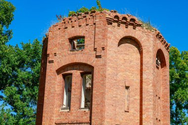 Terk edilmiş tuğla kule, 19. yüzyıl mimarisi. Metin için kopyalama alanı olan arkaplan